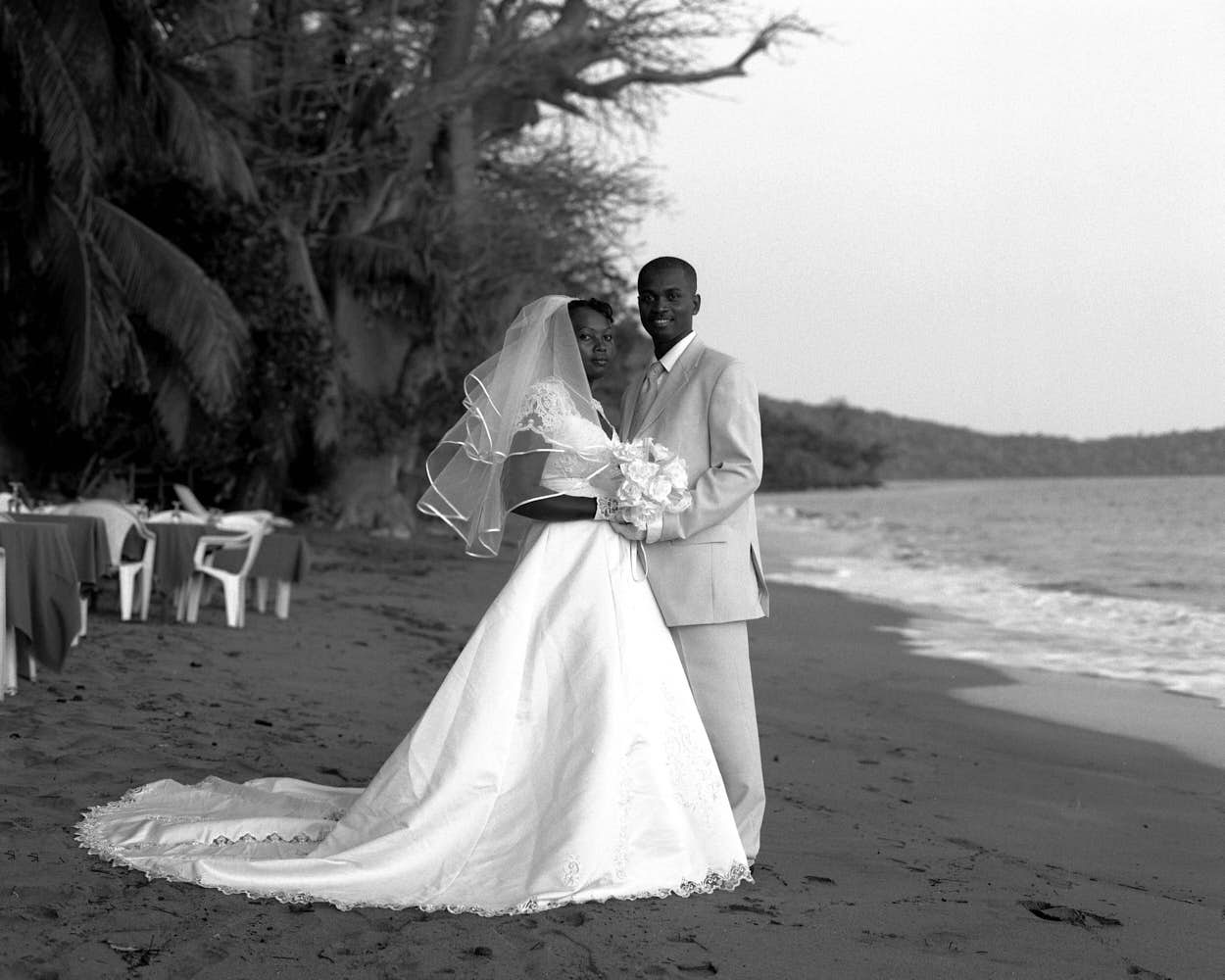 Photo traditionnelle pour les mariés du jour, plage de Kani Kéli