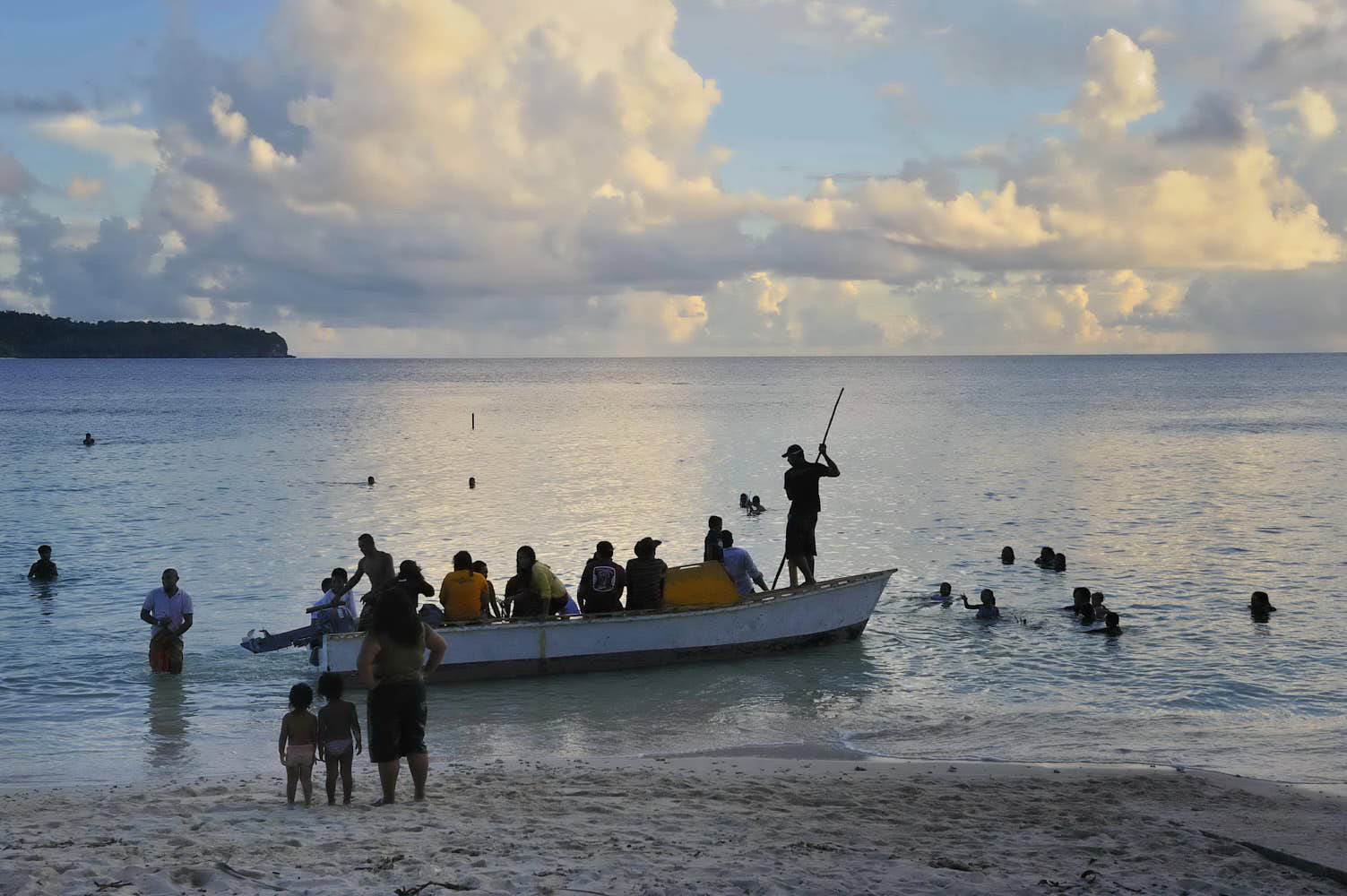 Baigande et bateaux sur la plage de Vélé en face de l'île d'Alofi, royaume d'Alo, reportage photographique sur l'île de Futuna, collectivité territoriale d'Outre Mer de Wallis et Futuna, Polynésie Occidentale, Océan Pacifique, février 2011